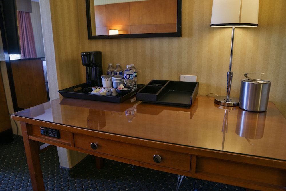 Luxury Room, 1 King Bed, Non Smoking, Valley View photo 2