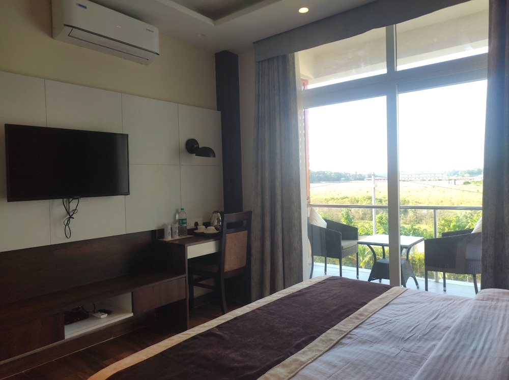 Suite - Photo 11