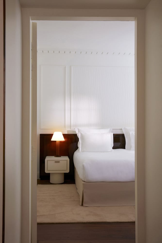 Deluxe Room, 1 King Bed photo 3