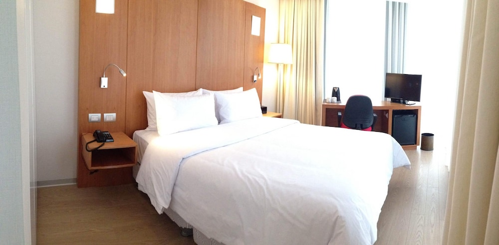 Deluxe Room, 1 Queen Bed, Non Smoking photo 2