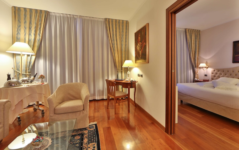 Executive Suite, Jetted Tub - Photo 6