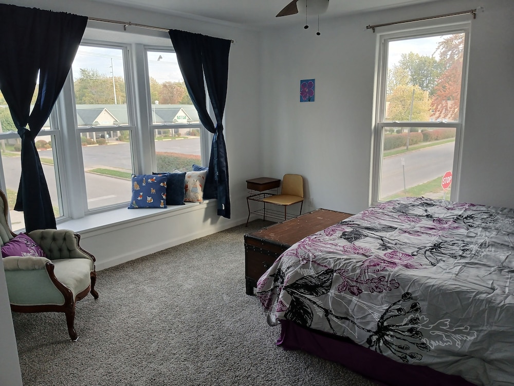 Basic Single Room, 1 King Bed, Non Smoking photo 1