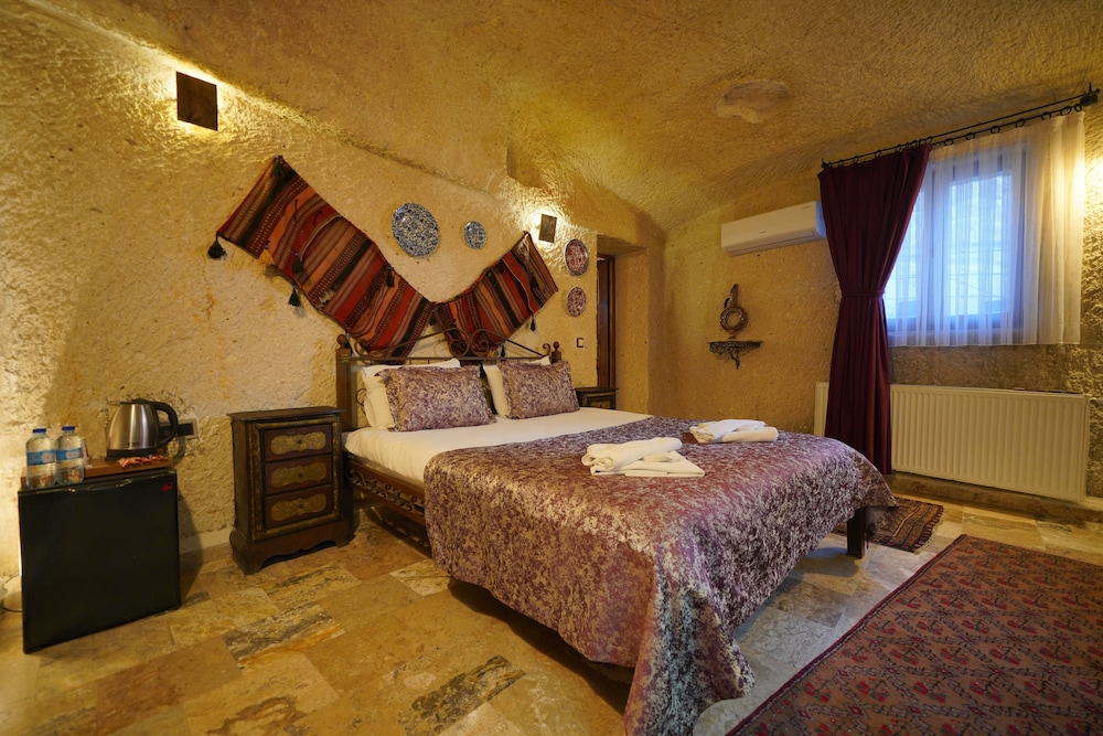 Deluxe Double Cave Room with Jacuzzi photo 1