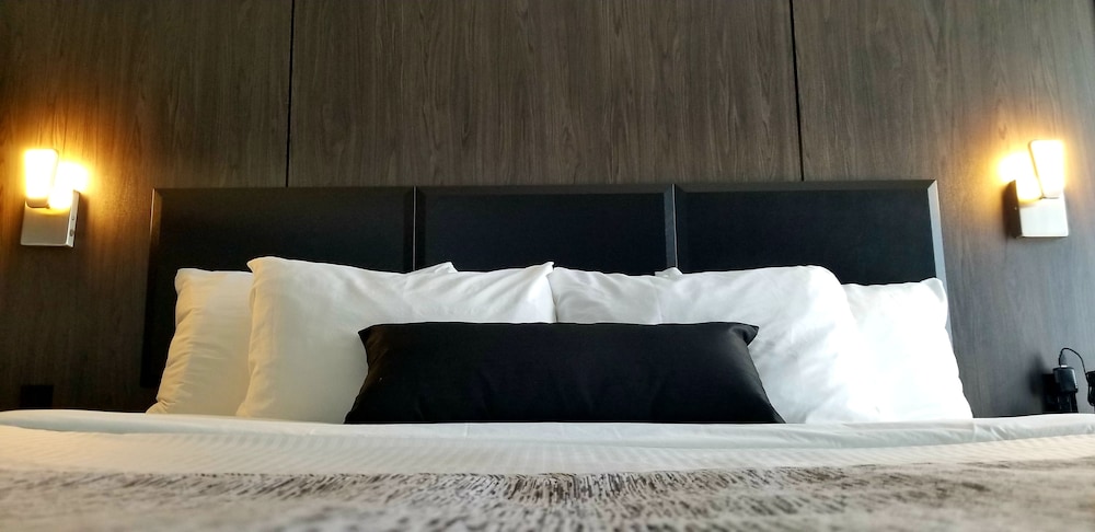 Suite, 1 King Bed, Non Smoking, Balcony (Shower Only;with Sofabed) thumbnail 6