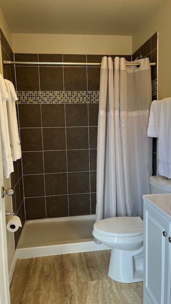 Basic Cabin 3, 1 Queen Bed, Non Smoking, Private Bathroom photo 2