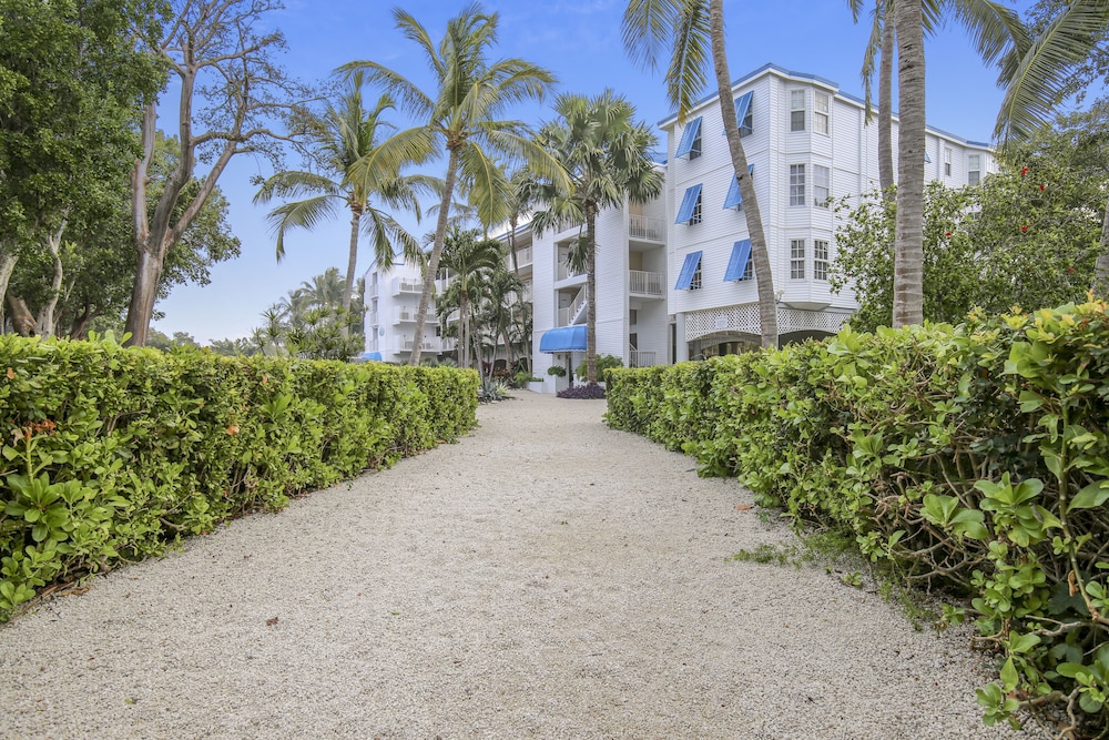 Deluxe Room, 1 Queen Bed with Sofa bed, Ocean View (Signature 1 Bedroom Partial OV Suite) - Photo 11