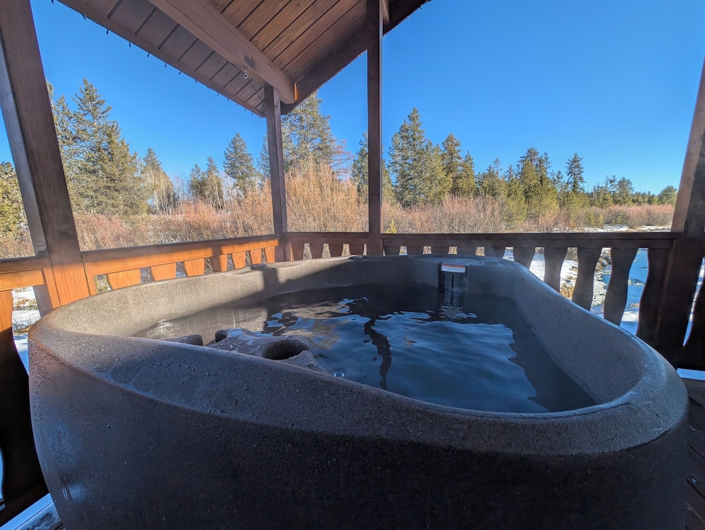 Willow Deluxe (Private Hot Tub) Cabin photo 1