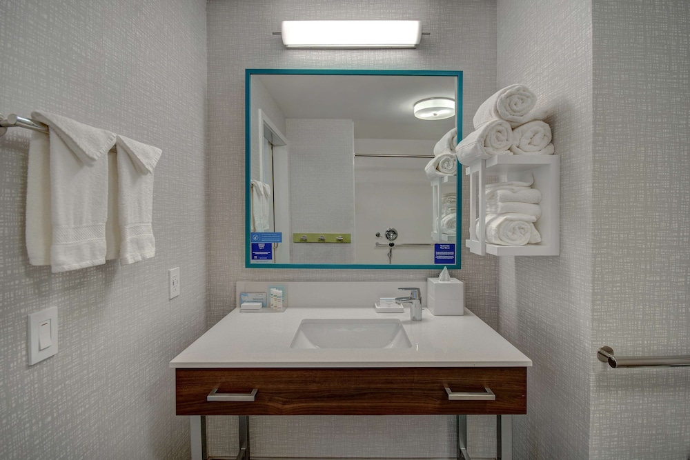 Standard Room, 1 King Bed, Accessible, Bathtub (Mobility & Hearing) - Photo 8
