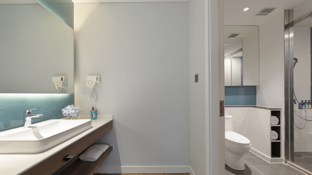 Suite, 1 King Bed - Photo 3