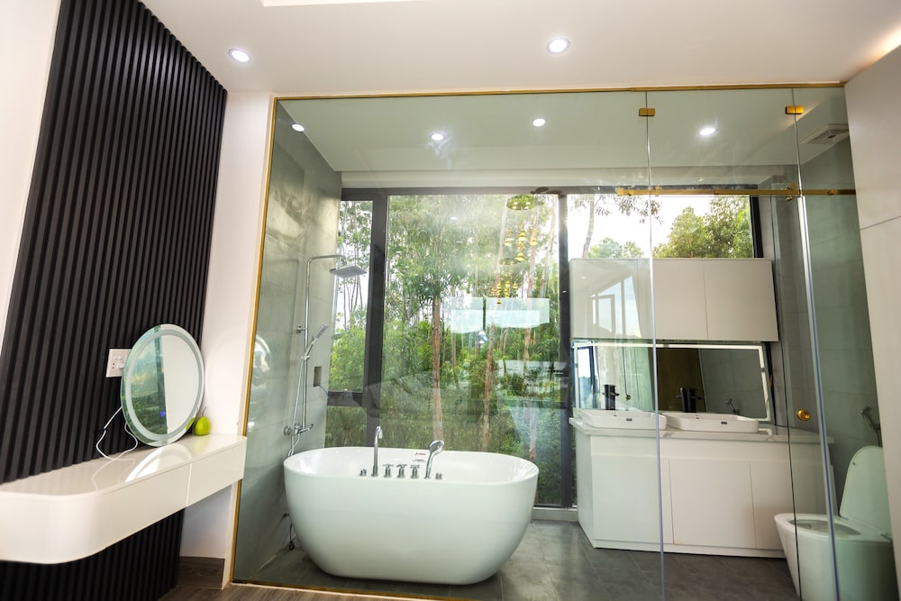 Family Room, Bathtub photo 2