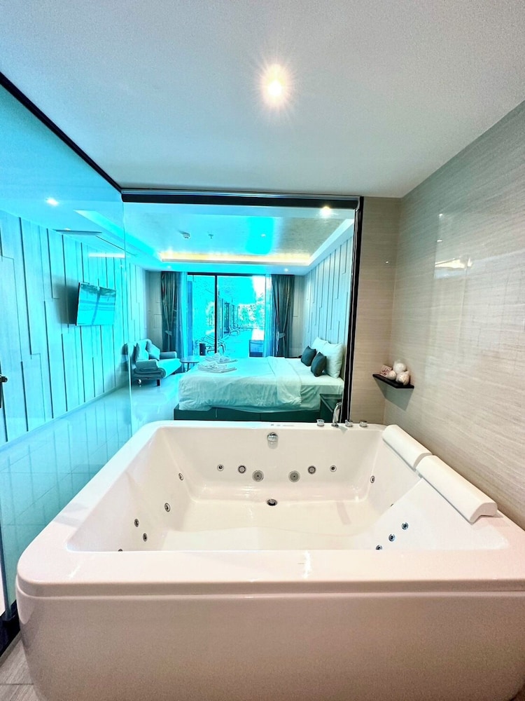 Deluxe Suite Jacuzzi with Pool Access - Photo 2