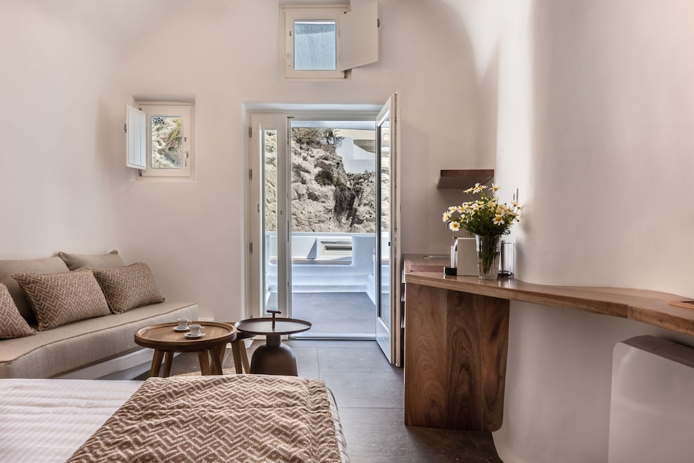 Cave Suite with Jacuzzi - Photo 13