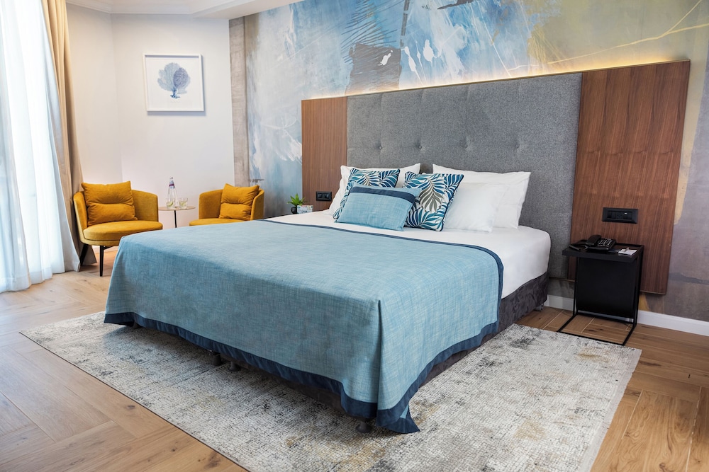 Suite, Lake View - Photo 3
