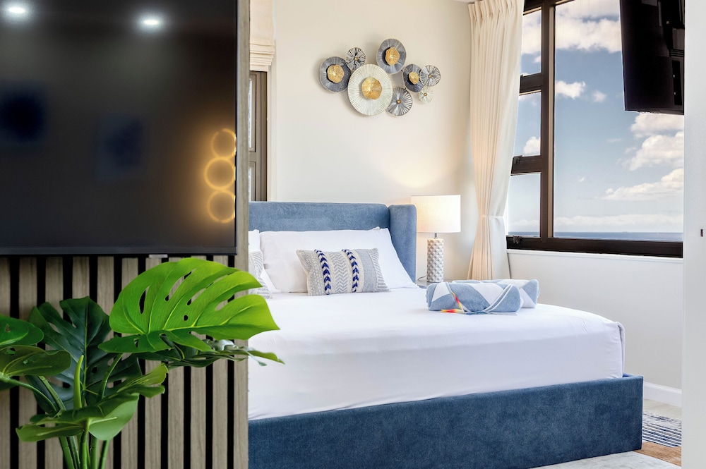 Premium Remodeled Condo with Ocean View and Parking: Premium Suite, 1 King Bed, Air conditioning, Ocean View (0194) photo