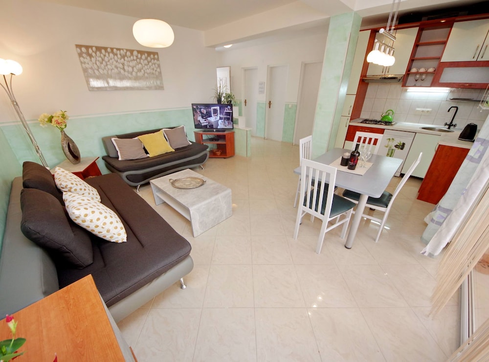 Apartment (Two Bedroom Apartment with Balcony an)