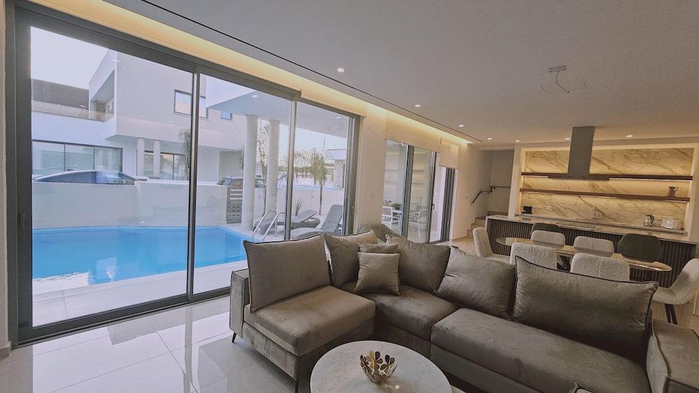 Villa photo 1