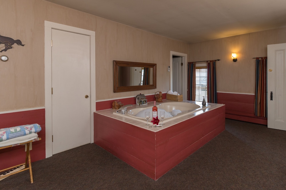 Romantic Room, 1 Queen Bed, Jetted Tub photo 3