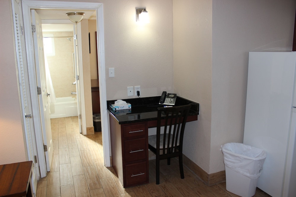 Queen Suite with Two Queen Beds and Gulf View - Top Floor photo 3