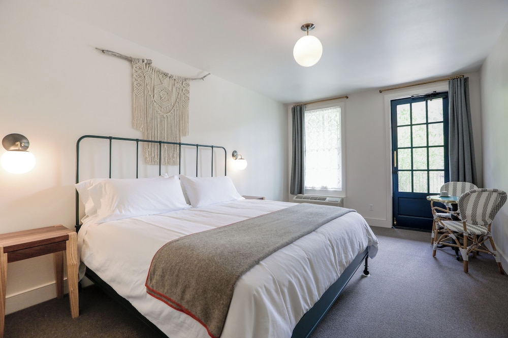 Room, 1 King Bed (Riverfront)
