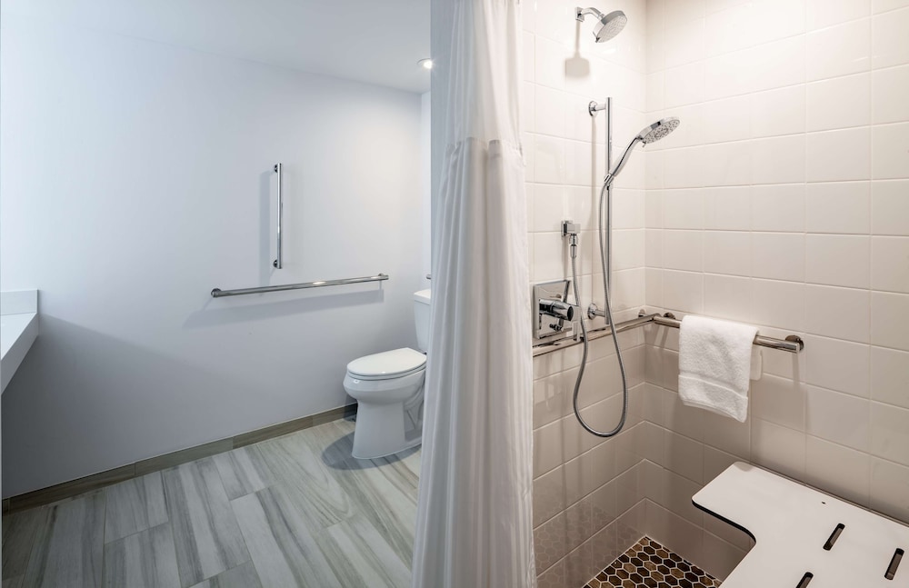 Suite, Accessible - Photo 4
