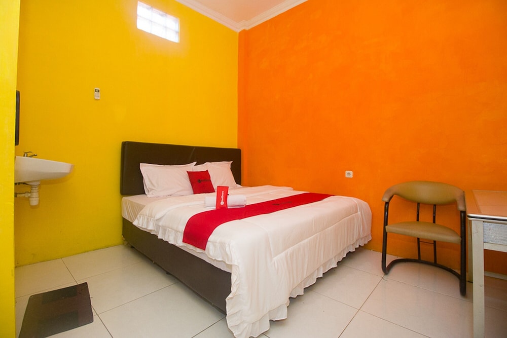 Double Room (RedDoorz)
