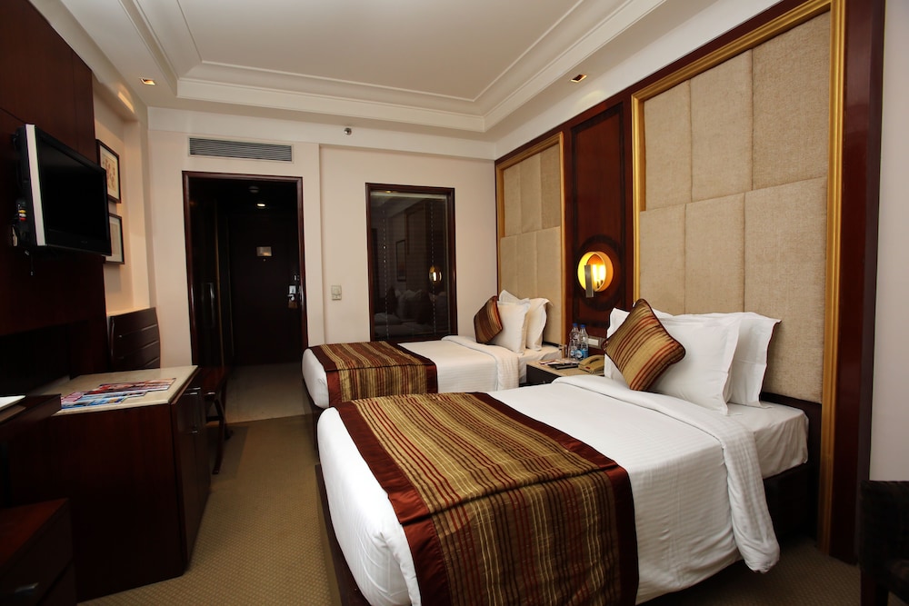 Suite - Photo 1