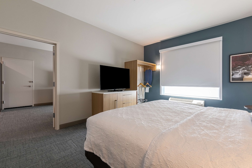 Suite, 1 King Bed, Accessible, Bathtub - Photo 9