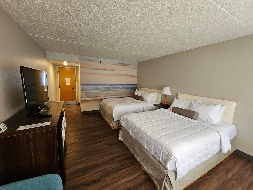 Standard Room, 2 Queen Beds, Non Smoking - Photo 6