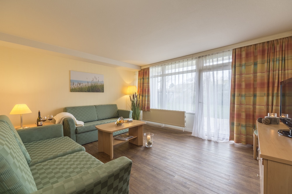 Room (Deluxe Twin (Double and Single Bed Ba) photo 2