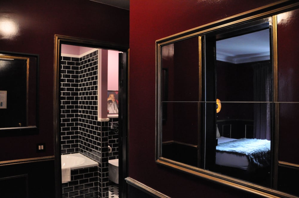 Superior Double Room thumbnail 5