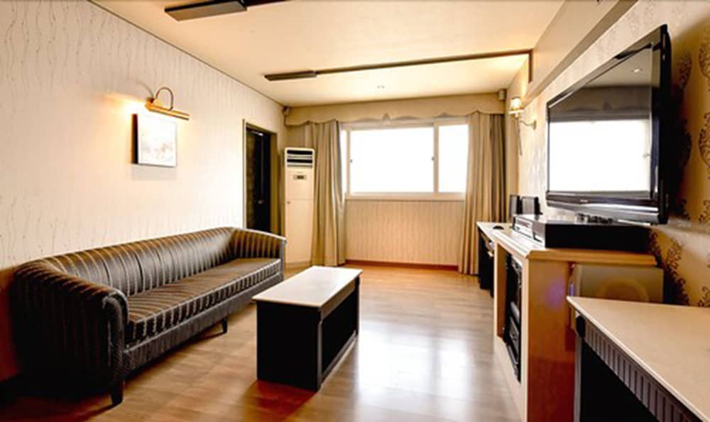 Family Room (1Double+1Sinlge+1Futon)