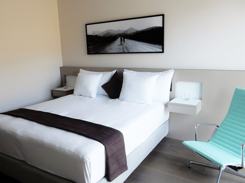 Room, 1 Double Bed (Spacious and Bright) photo 3