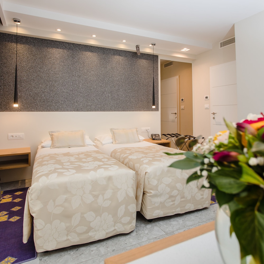 Family Room, 2 Bedrooms - Photo 4