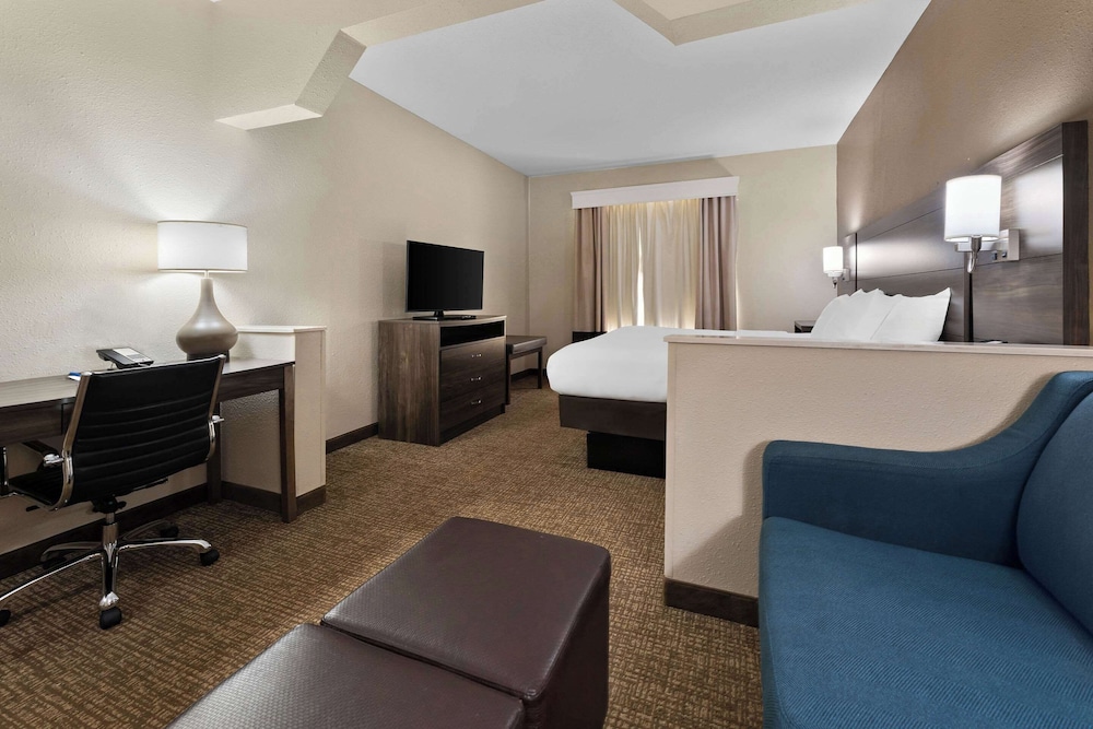 Suite, 1 King Bed, Non Smoking - Photo 2