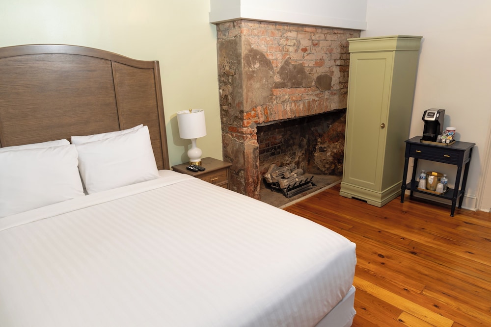 Room, 1 Queen Bed (Interior Queen) - Photo 2