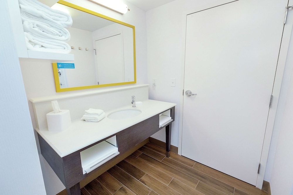 Room, 2 Queen Beds, Accessible, Bathtub photo 3