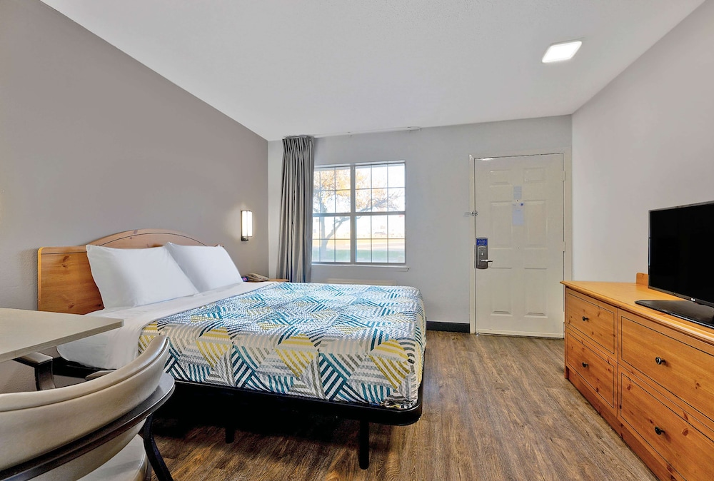 Standard Room, 1 Queen Bed, Smoking, Refrigerator & Microwave photo 3
