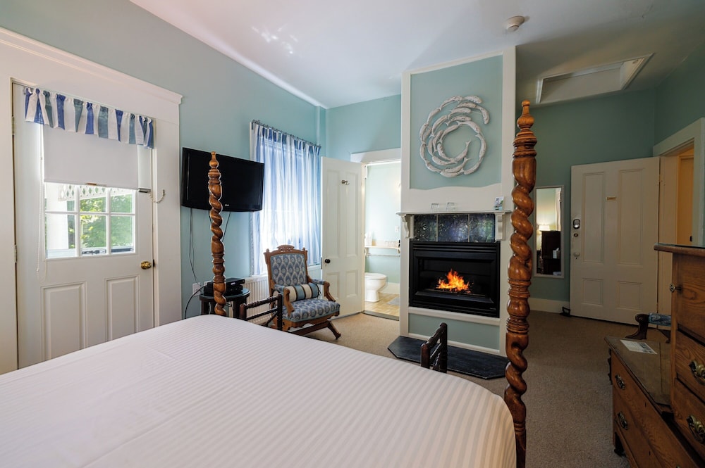 Room, Balcony (The Newport)