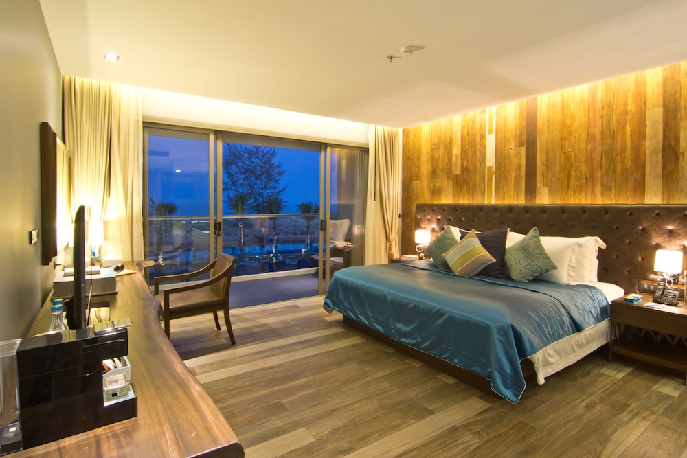 Horizon Pool Access Room Queen Bed