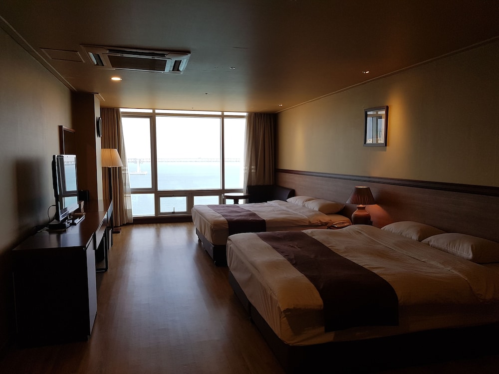 Deluxe Ocean Twin Room - Photo 2