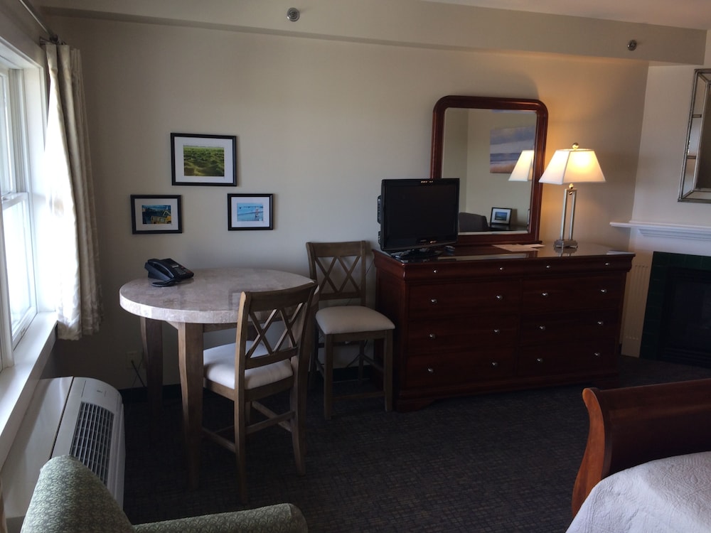 Deluxe Room, 1 King Bed, Kitchenette, Ocean View photo 3