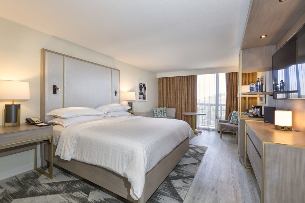 Traditional King Room with Adapted Tub - Mobility Accessible