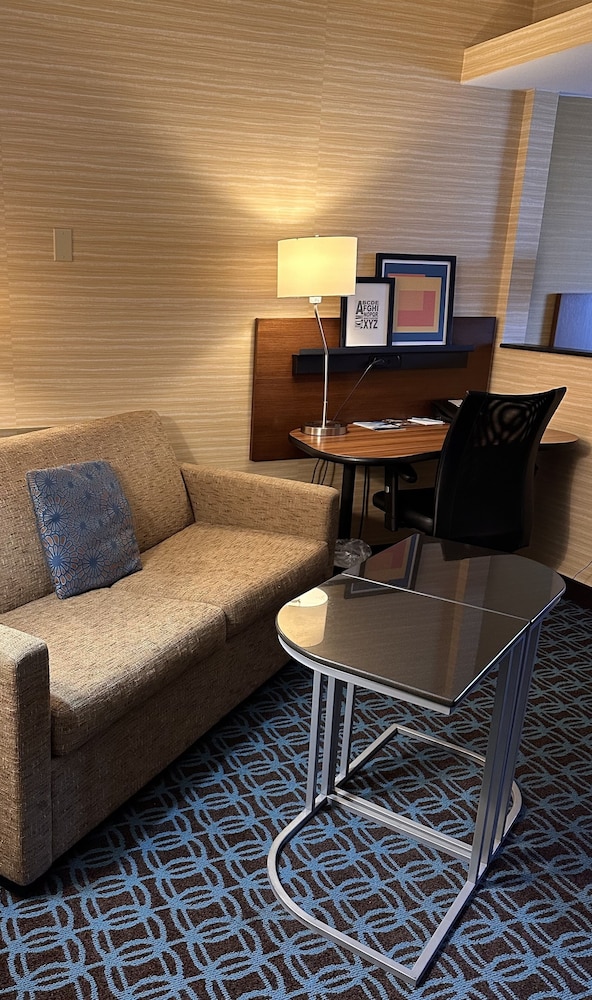 Room, 1 King Bed (Mobility/Hearing Access, Roll-in Shwr) photo 3