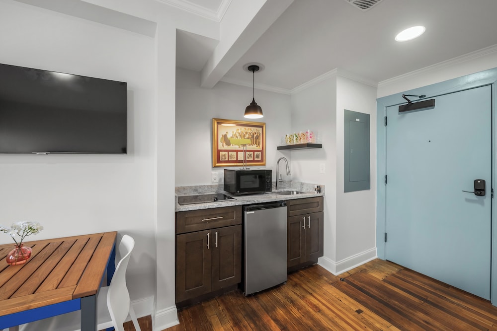 Deluxe Studio, 1 Queen Bed, Non Smoking, Kitchenette photo 3