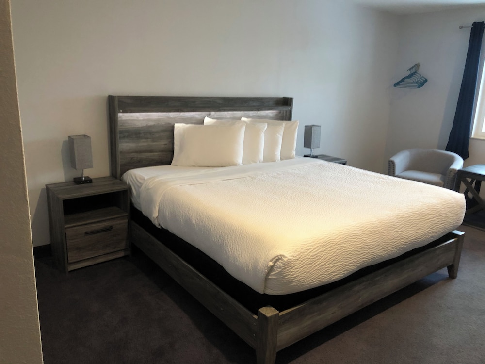 Comfort Room, 1 King Bed, Non Smoking, Ground Floor photo 2