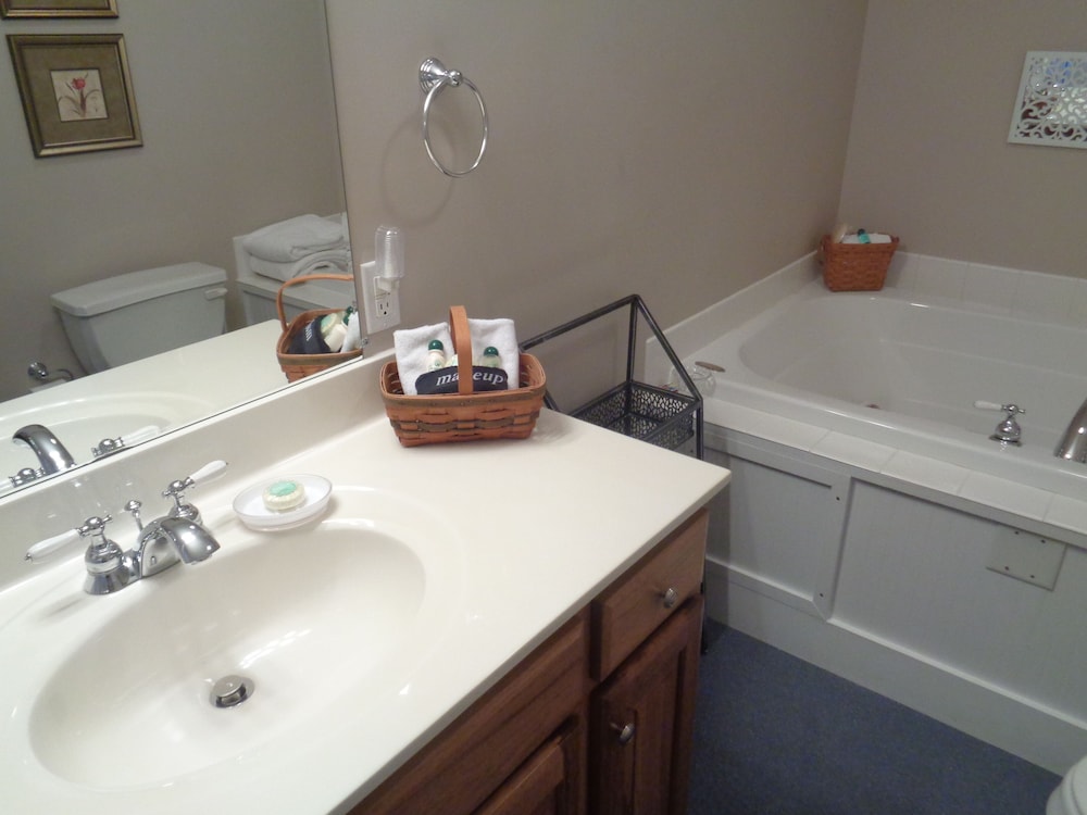 Wampler Suite, 1 King Bed, Non Smoking with Jaccuzzi photo 3