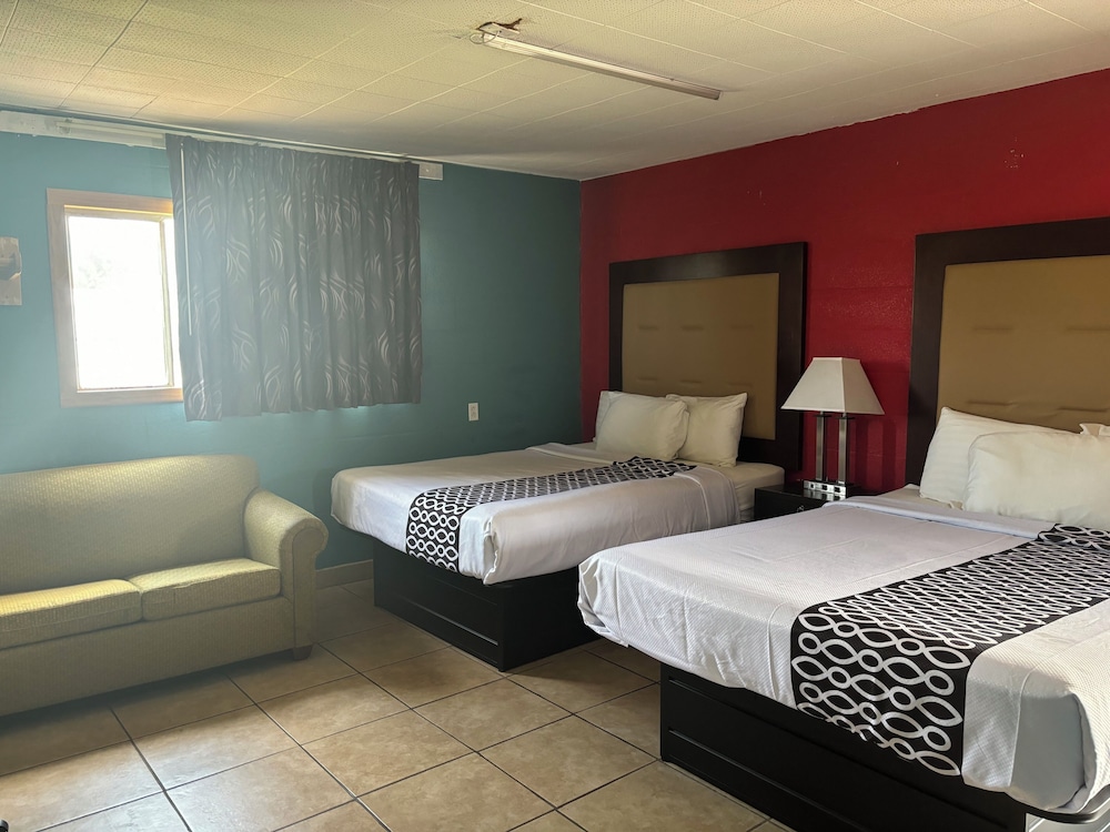 2 Queen Beds and 1 Twin Sofa Bed, Non-smoking photo 1