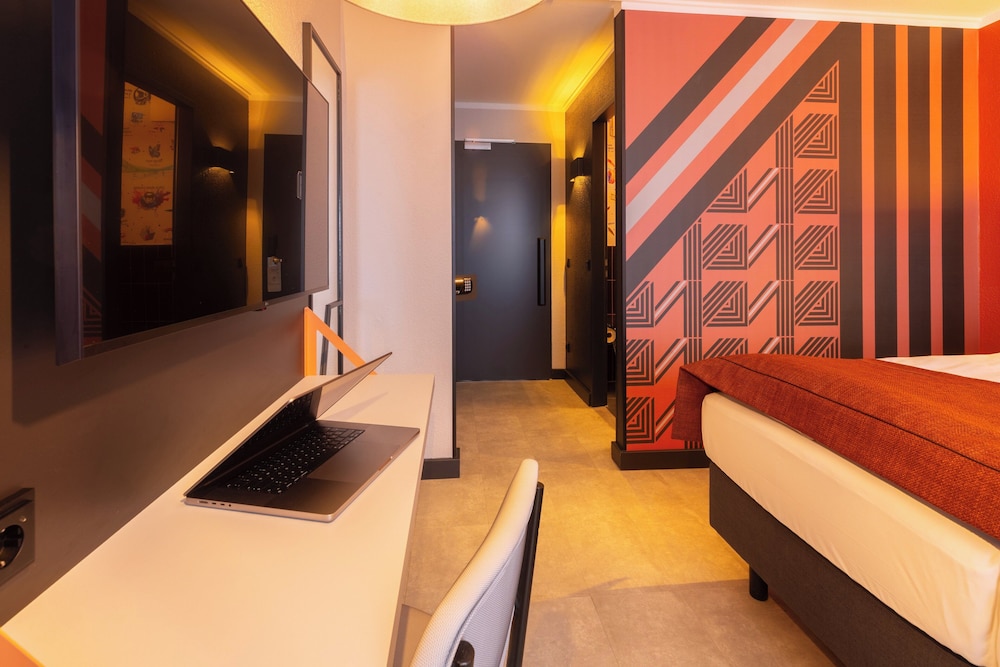 Premium Room, 1 Queen Bed with Sofa bed photo 2