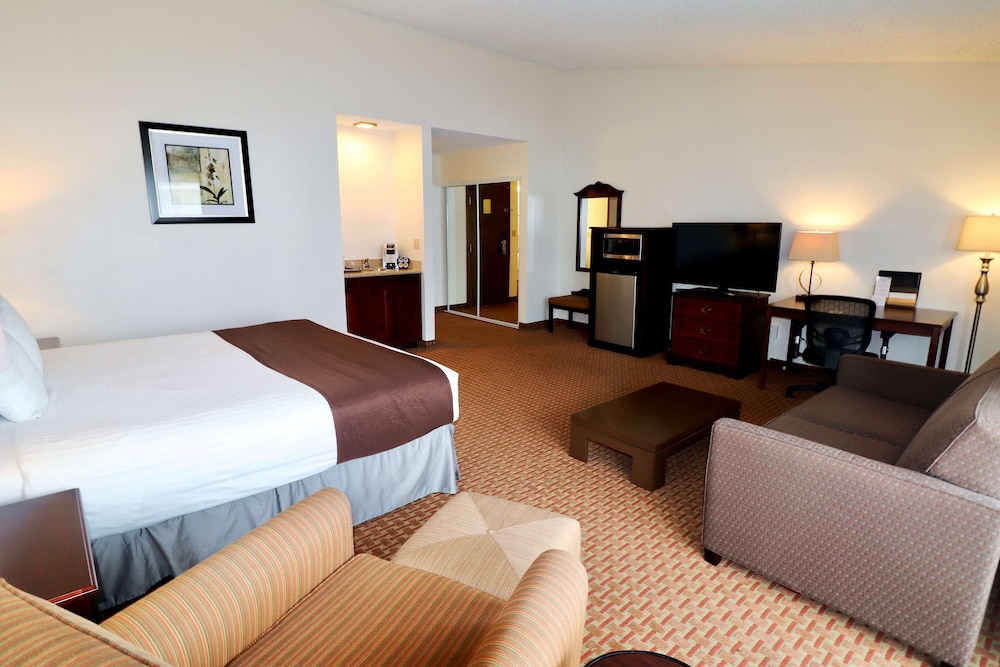 Standard Room, 1 King Bed, Non Smoking, Refrigerator & Microwave - Photo 1