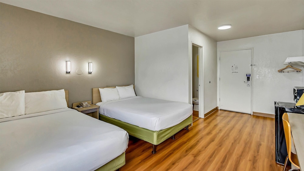 Standard Room, 2 Double Beds, Non Smoking photo 3